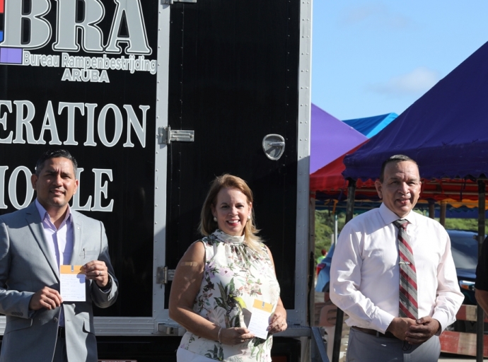 Premier Wever-Croes, Minister  Ursell Arends y Minister Endy Croes a ricibi e 'booster - shot'