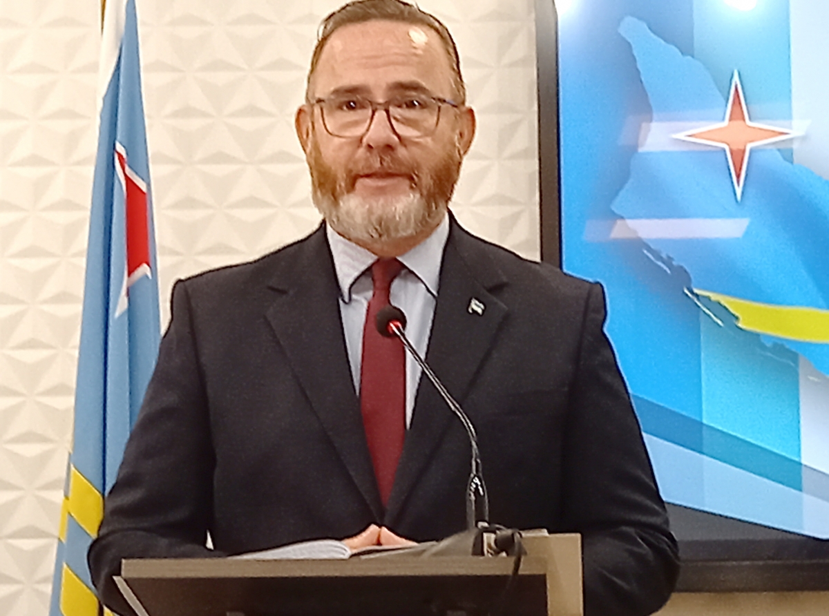 Ministro a contesta Parlamentario Gunn cu ‘Aruba Kier Traha’ ta bay yuda hende haya curso tambe