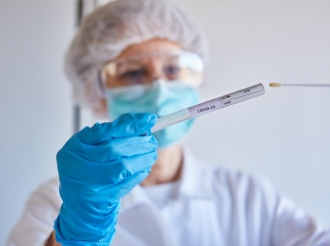 Si doñonan di trabao of scol ta rekeri un PCR test esaki no lo wordo cubri door di AZV