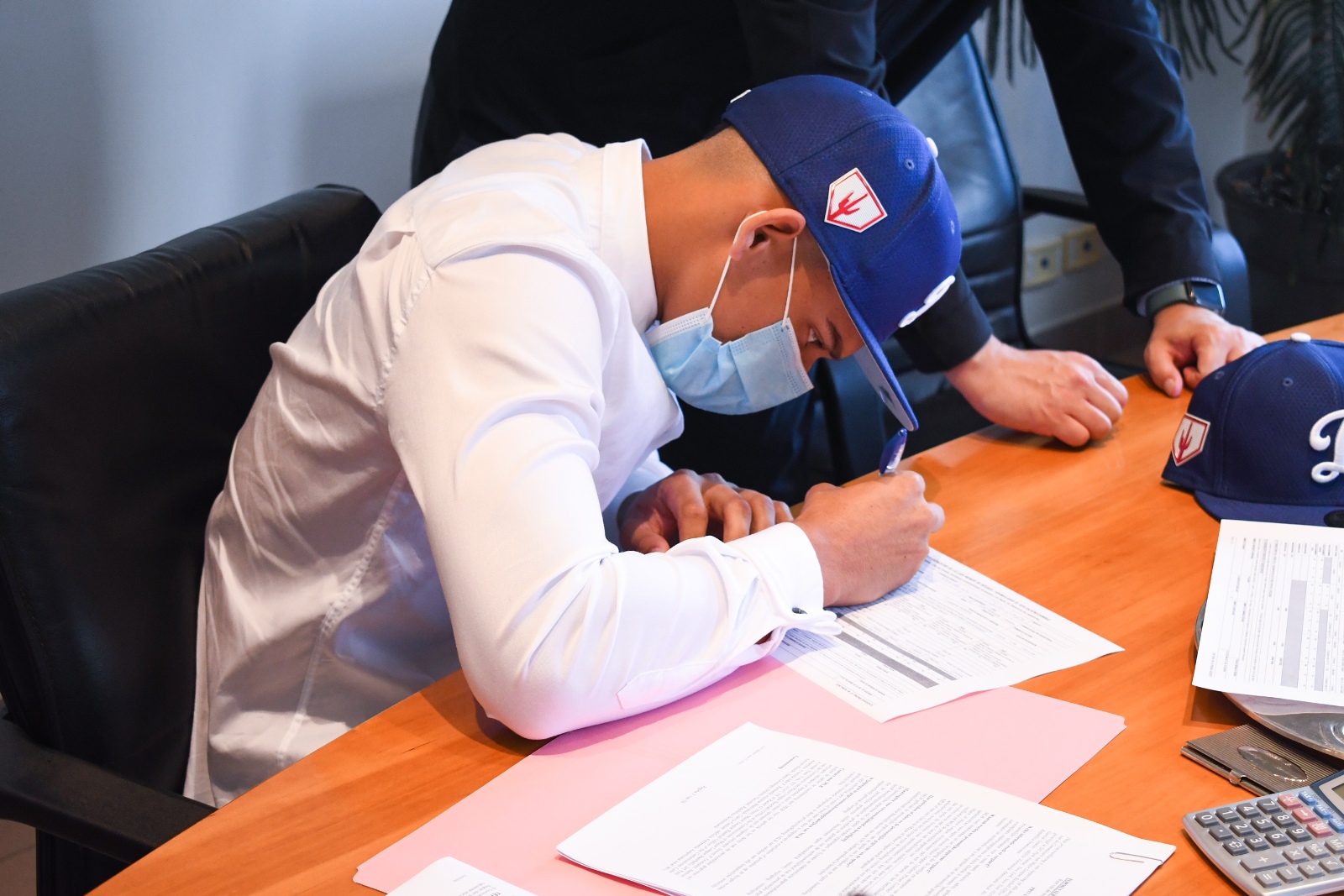 Prospecto Alexander Albertus ‘El Tiburón’ a firma cu organizacion di Los Angeles Dodgers.