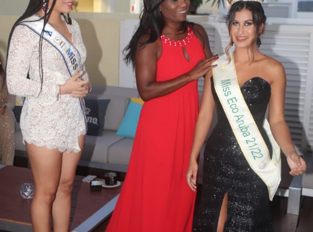 Zury Ruiz corona como Miss Eco Aruba 2022 pa bay representa e isla na Egipto