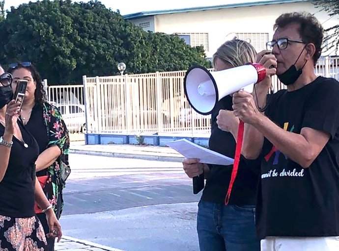 Dos ex-empleado di Colegio Arubano dunando apoyo na alumnonan