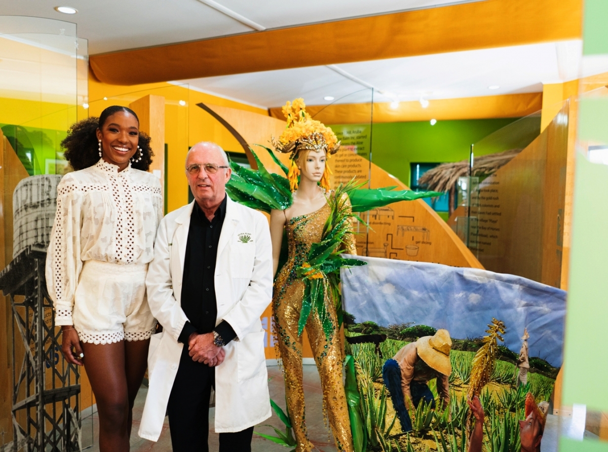 Miss Universe Aruba Thessaly Zimmerman a haci donacion di su trahe cultural na museo di Aruba Aloe