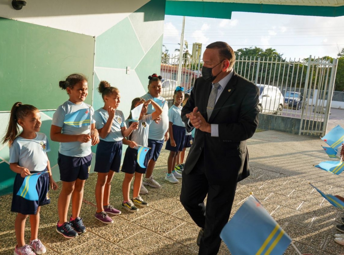 Minister Endy Croes a bishita Scol Basico Colegio Ora Ubao