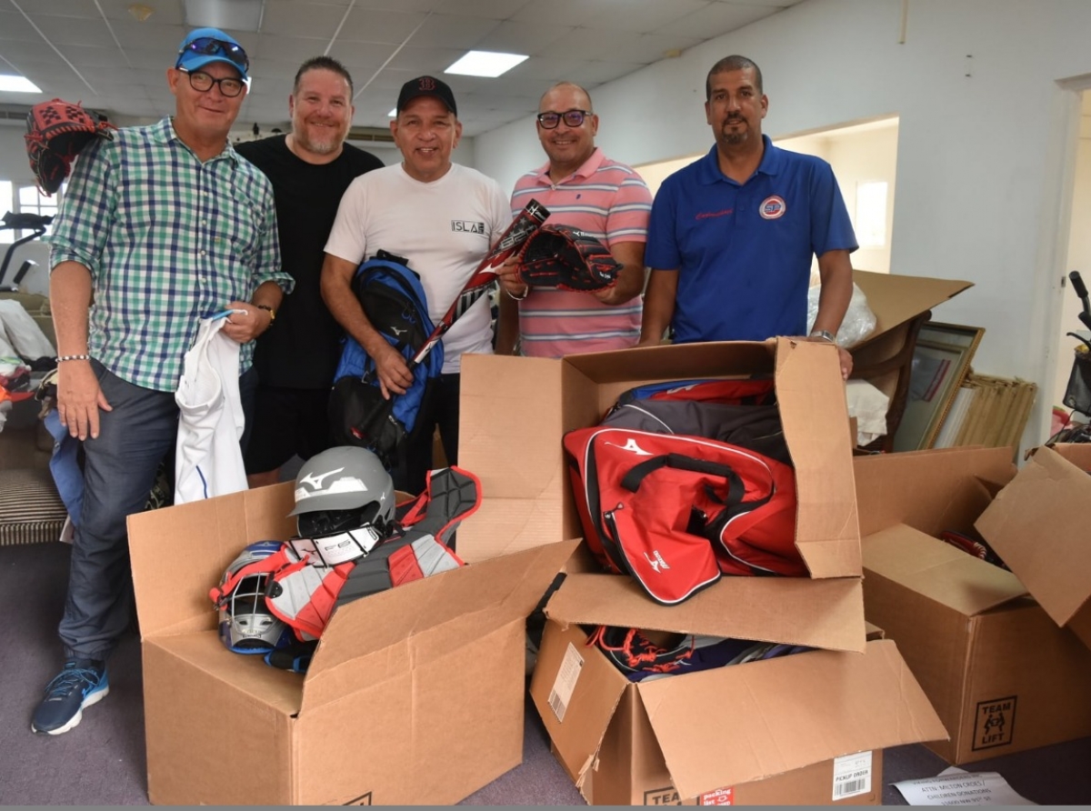 Materialnan deportivo pa Sidney Ponson Charity Foundation a yega Aruba