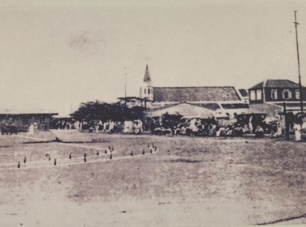 E prome tereno di futbol na Aruba den añanan 20