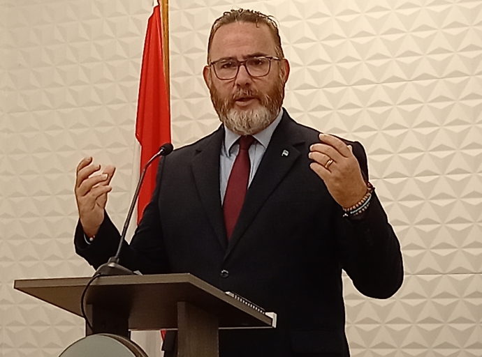 Minister Glenbert Croes a duna splicacion riba caso di ‘Ilegal’ Ariel Lopez