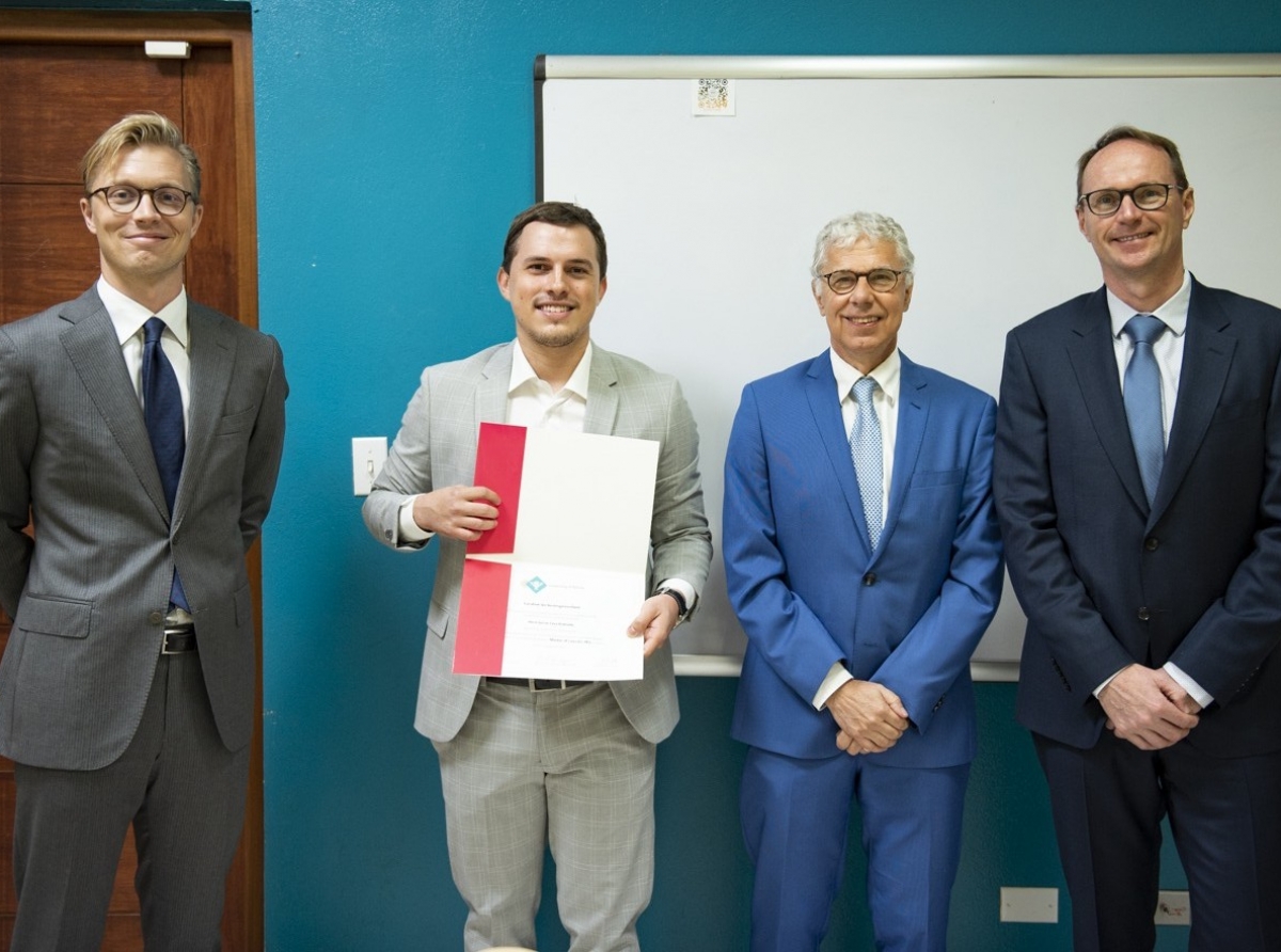 René Junior Cera Andrade a gradua na Universidad di Aruba