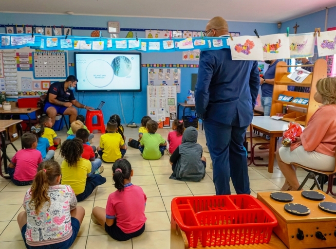 Gobierno lo dirigi mas atencion na digitalisacion di scolnan