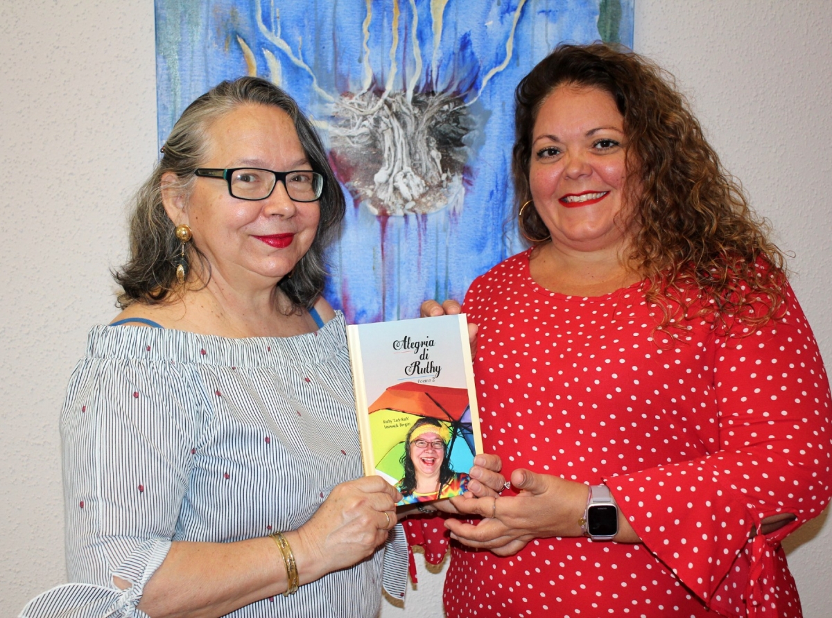 Lady Ruthy a entrega su buki nobo na Biblioteca Nacional