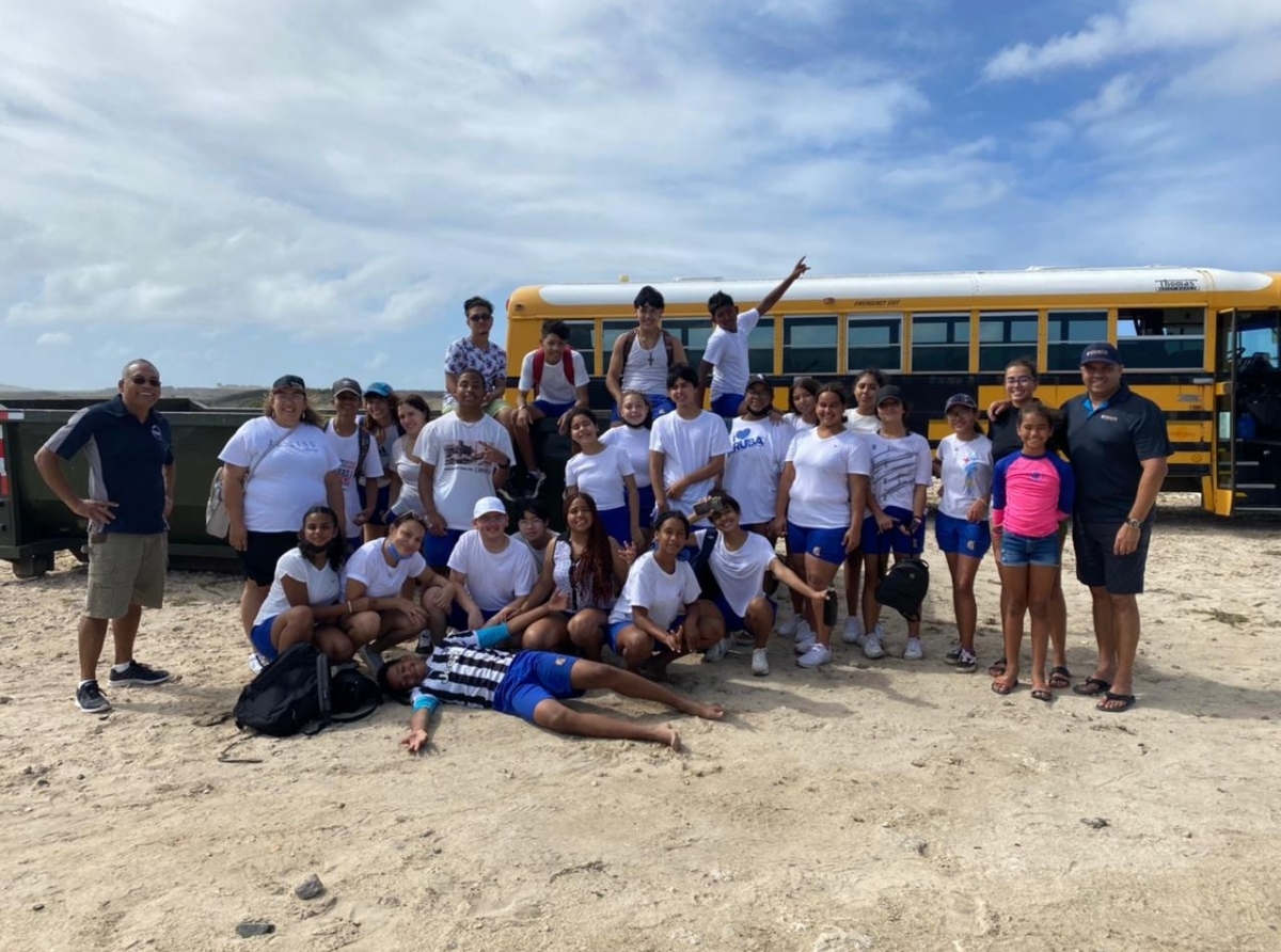 Kiwanis Builders Club di Colegio San Antonio a bay haci beachnan limpi