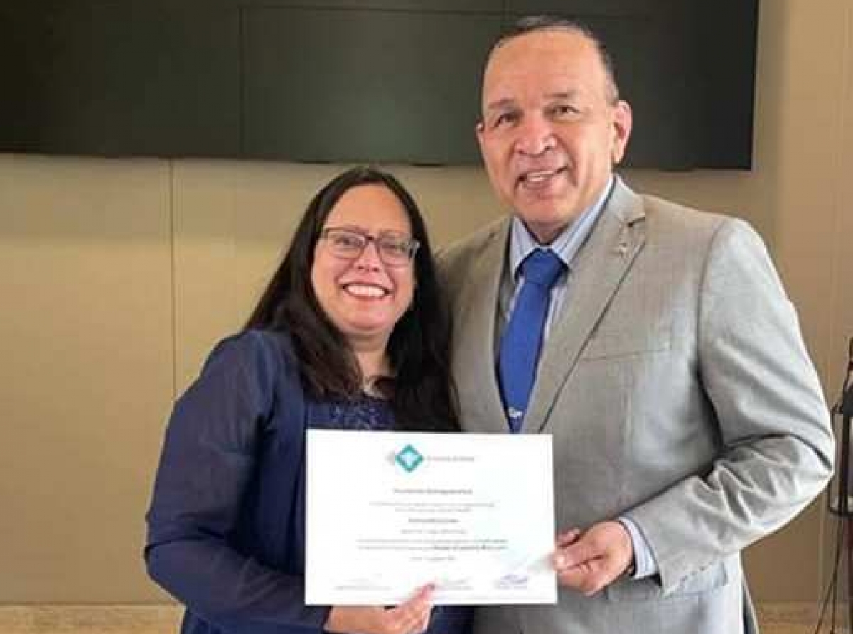 Minister Croes ta felicita Arlenne Wever- Croes cu a gradua pa su Master den Ley na Universidad di Aruba