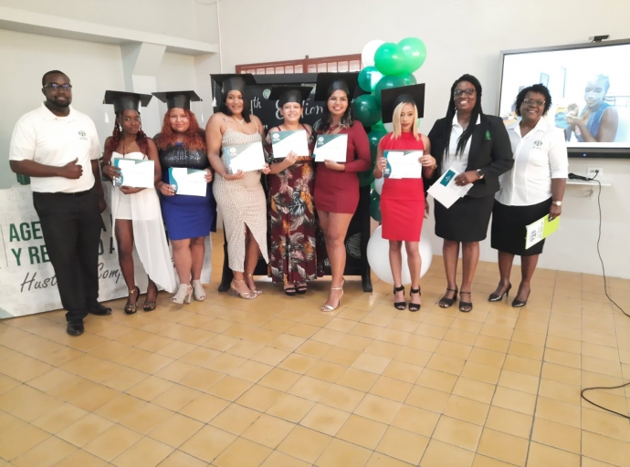 Seis hoben a gradua den e proyecto “From Teenage Parents to Life Coach”