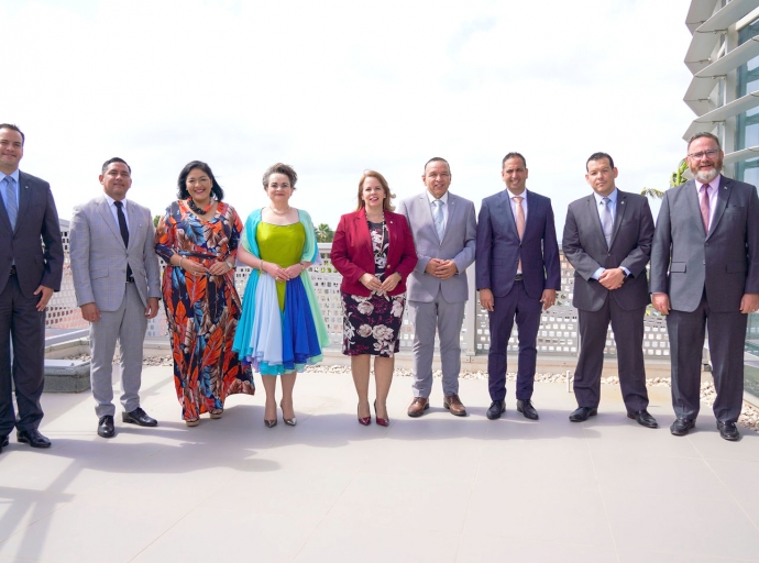 Gobierno satisfecho cu bishita di Secretario di Estado Van Huffelen