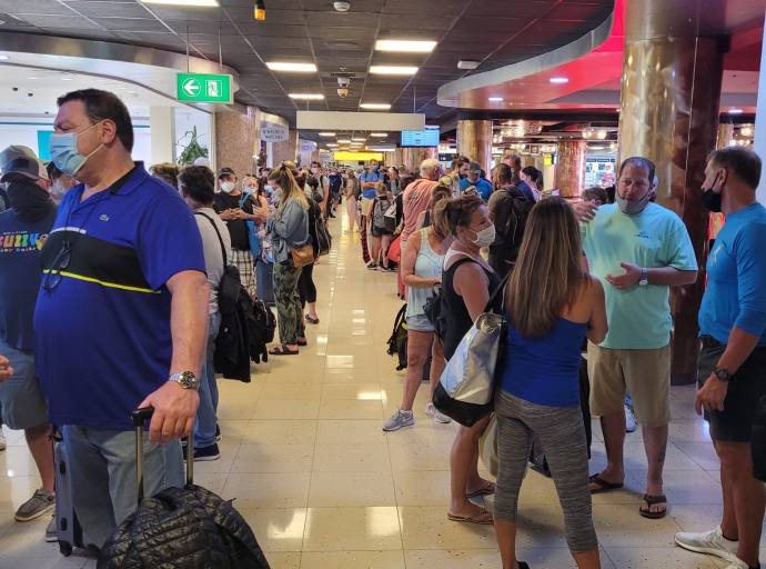 Hopi turista mericano disgusta cu e rij largo diasabra na aeropuerto