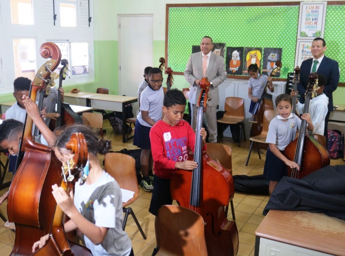 Ministronan a keda impresiona cu proyecto di Leerorkest