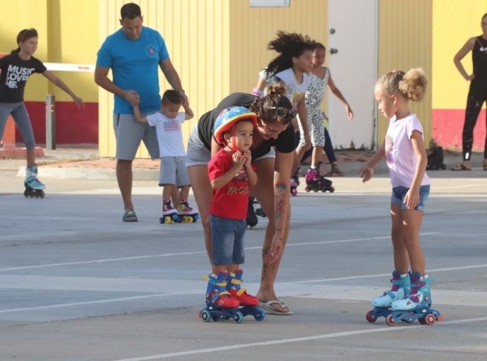 Hopi hende ta enjoy cu e deporte di schaats