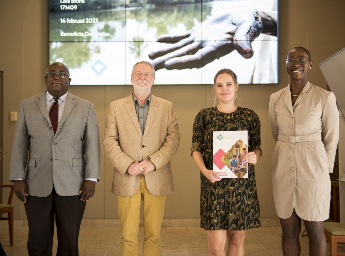 Lara Brons a gradua na Universidad di Aruba