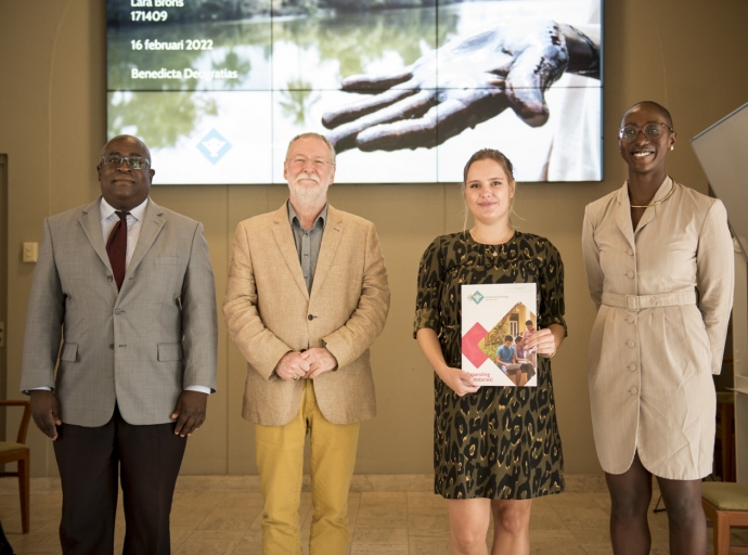 Lara Brons a gradua na Universidad di Aruba