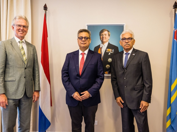 Embahador di Colombia den Reino cu bishita di trabao na Aruba