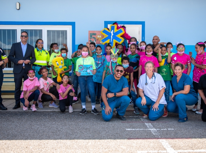 A duna bunita homenahe na e frontlinernan di Aruba