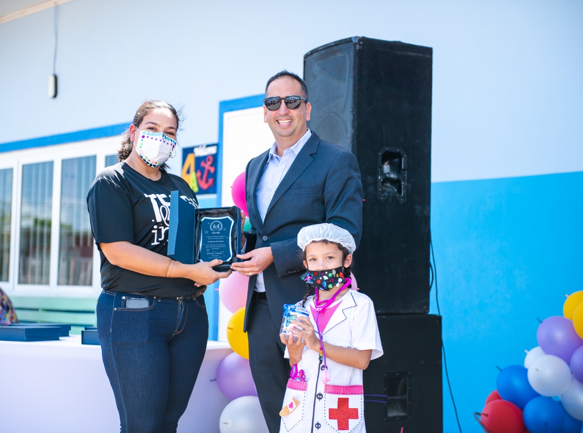 Colegio Bon Bini a duna un bunita homenahe na Aruba su Frontliners