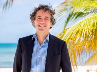 Dr. Vincent Latour a bira e candidato selecta pa sigui e specialismo di medico forensico