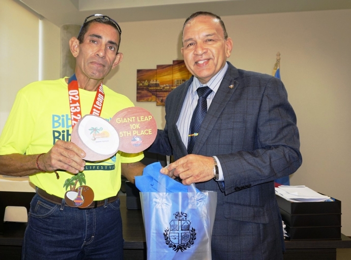 Minister Croes a felicita Erick Laurence pa su di cinco luga den top 10  ‘overall’ 10 km na Florida