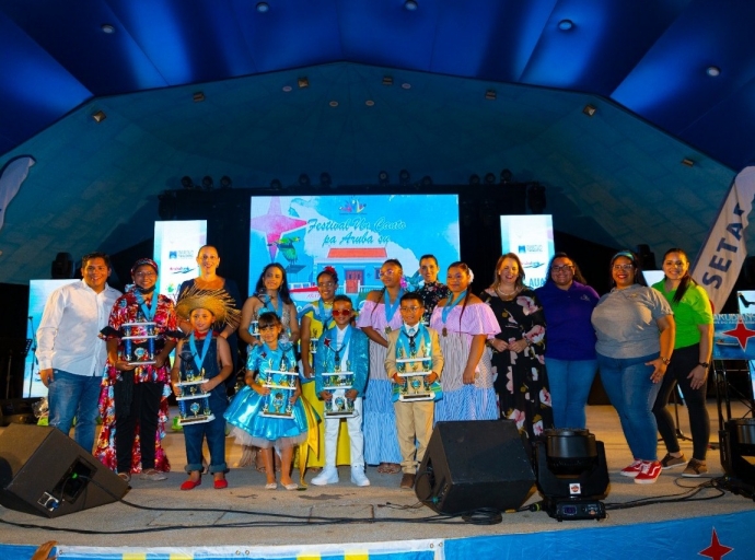 Hobennan a luci nan talento durante e Festival Un Canto pa Aruba - Infantil