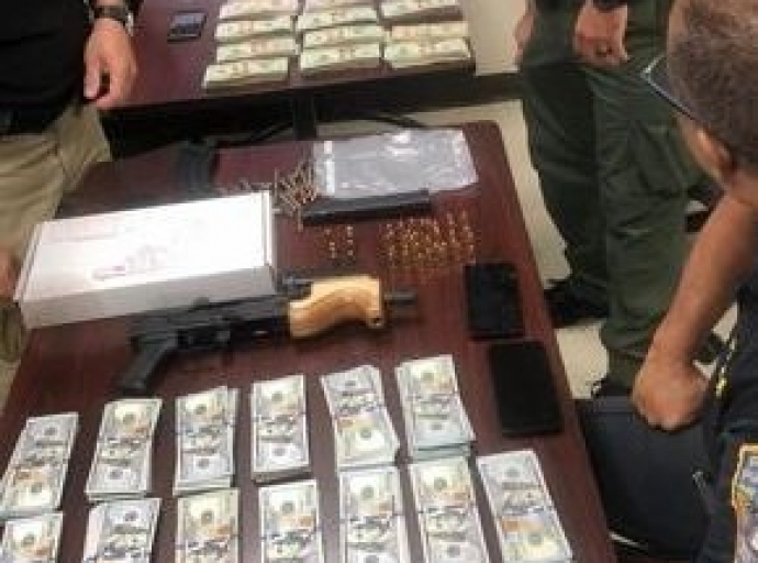 Puerto Rico a captura speedboat transportando riba 300.000 Dollar