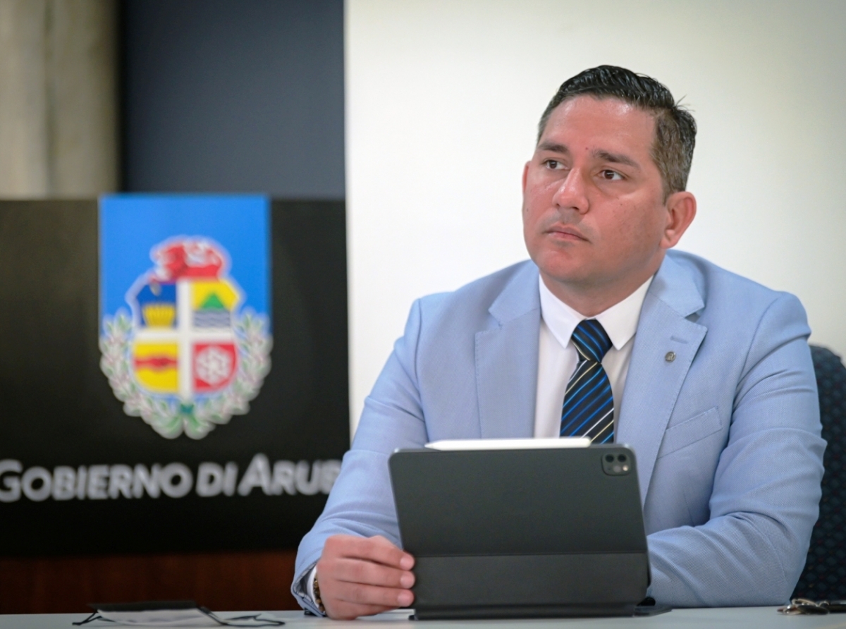 Minister Arends a confirma cu a pone moratorium pa vergunning di Taxi y Autobus