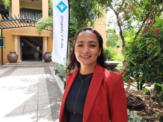 Jennessy Donata lo yuda tur hende cu kier haya informacion pa studia ley na Aruba