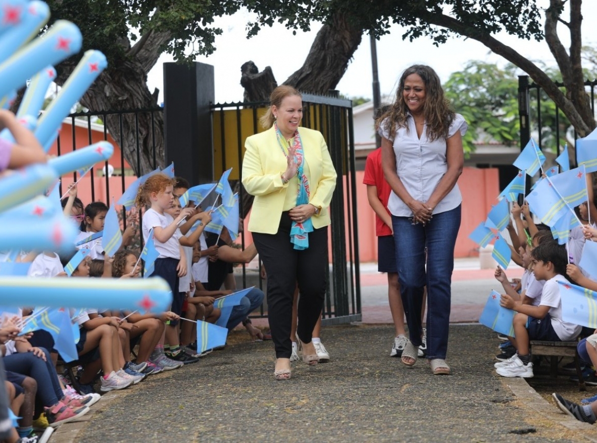 Prome Minister a bishita Mon Plaisir School pa papia riba Himno y Bandera