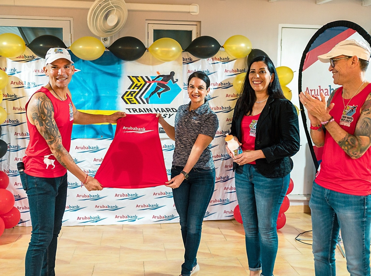 Aruba Bank a patrocina uniform di ‘Train Hard Race Easy’ running team