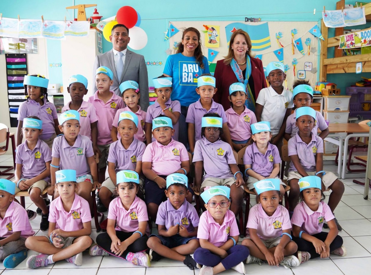 Prome Minister y Minister Arends a haci apertura di speeltuin nobo di Anglo Kleuterschool