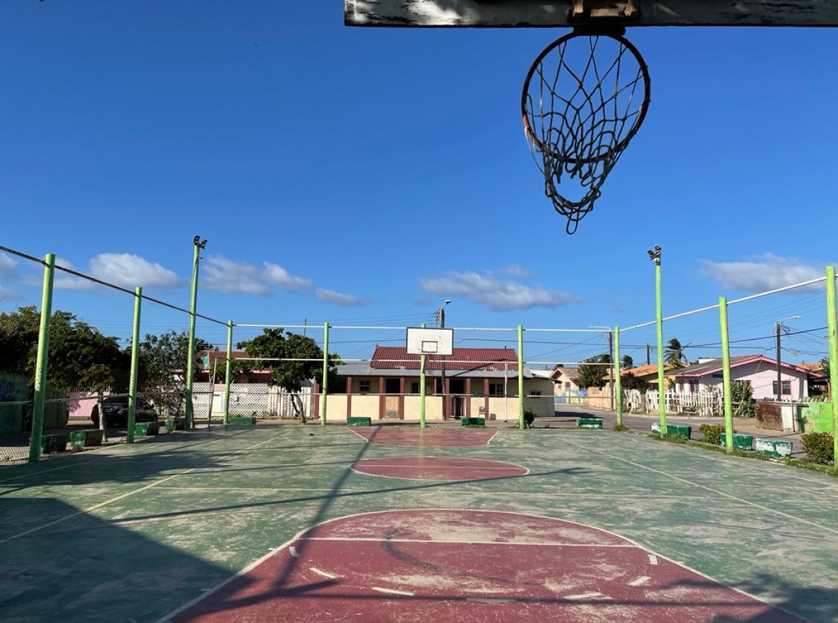 Cancha di basketball den Village mester wordo transforma