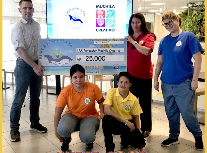 Clientenan di Super Food Plaza a haci donacion na Fundacion Muchila Creativo