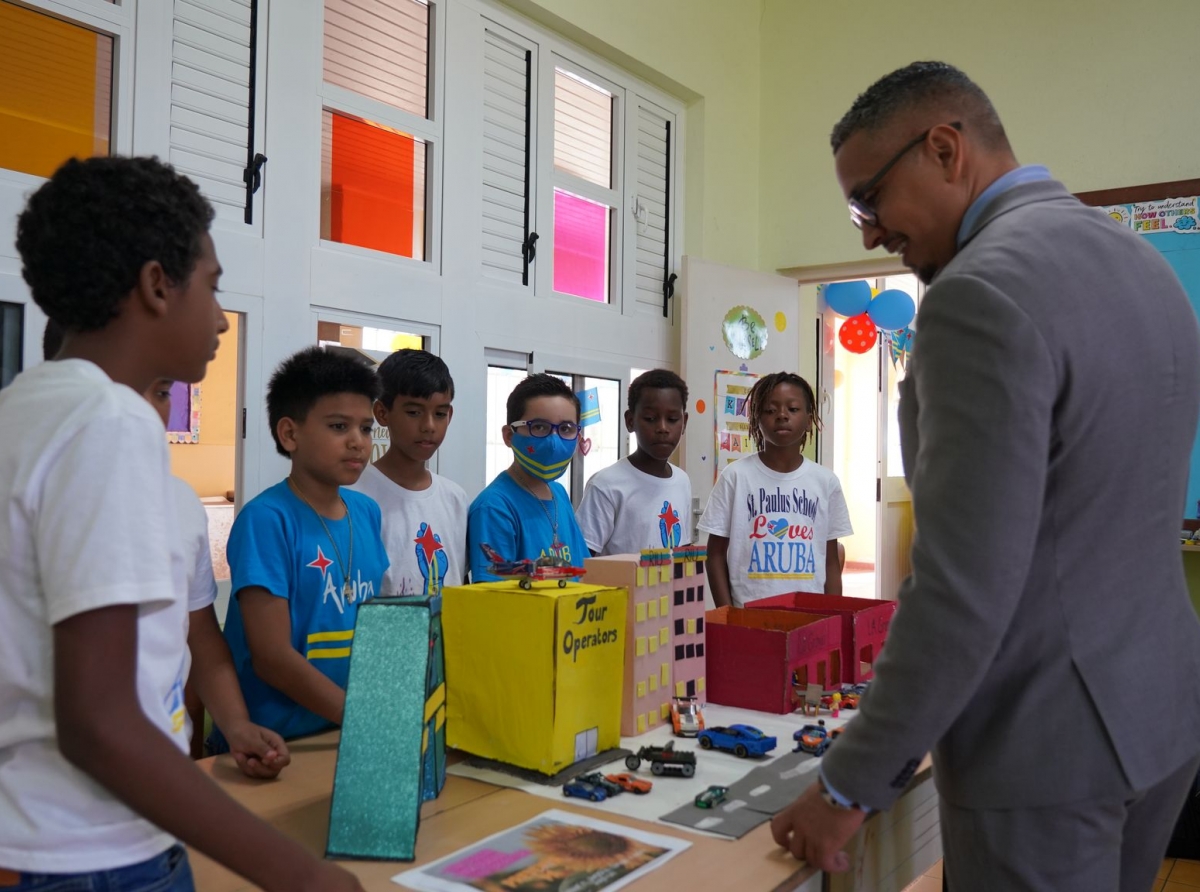 Parlamentario Molina ta felicita St. Paulus school cu un impresionante celebracion di Himno y Bandera