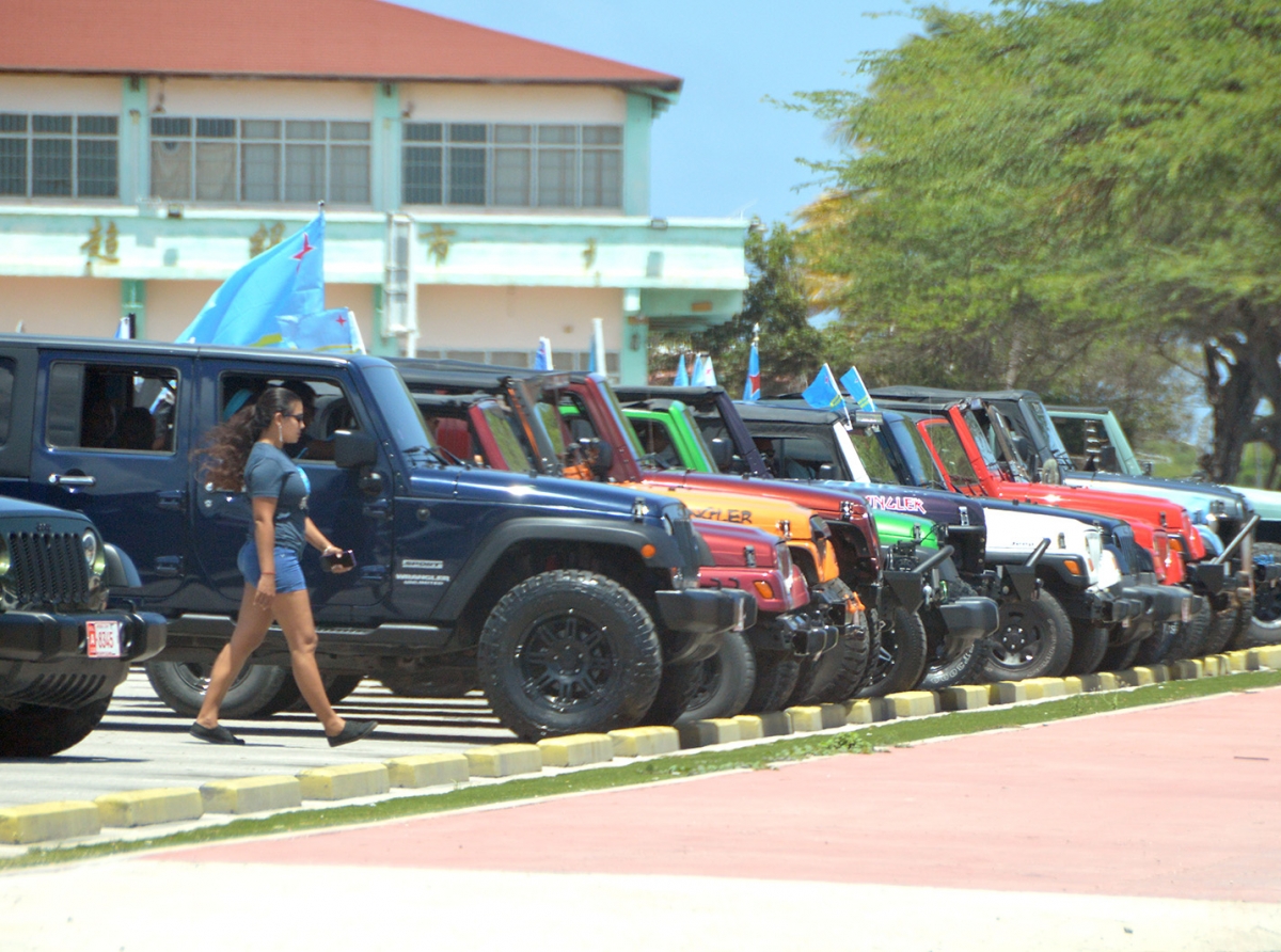 Jeepers of the Caribbean tambe a dal un paseo rond di Aruba riba Dia di Himno y Bandera