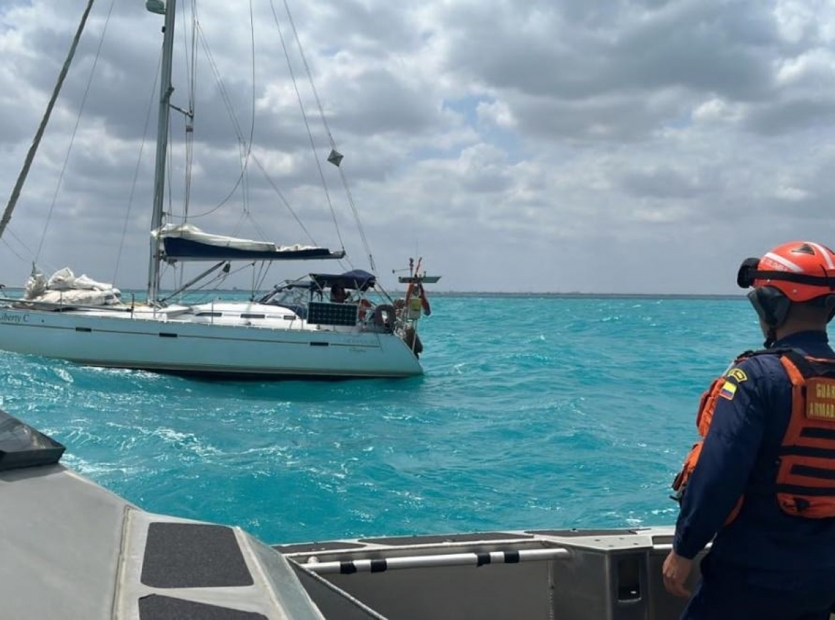 Marina Colombiano a bay rescata Yate cu dos Hulandes cerca di Riohacha