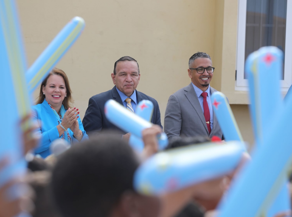 Minister Endy Croes a bishita St. Paulus School hunto cu Premier Wever – Croes Y parlamentario Molina