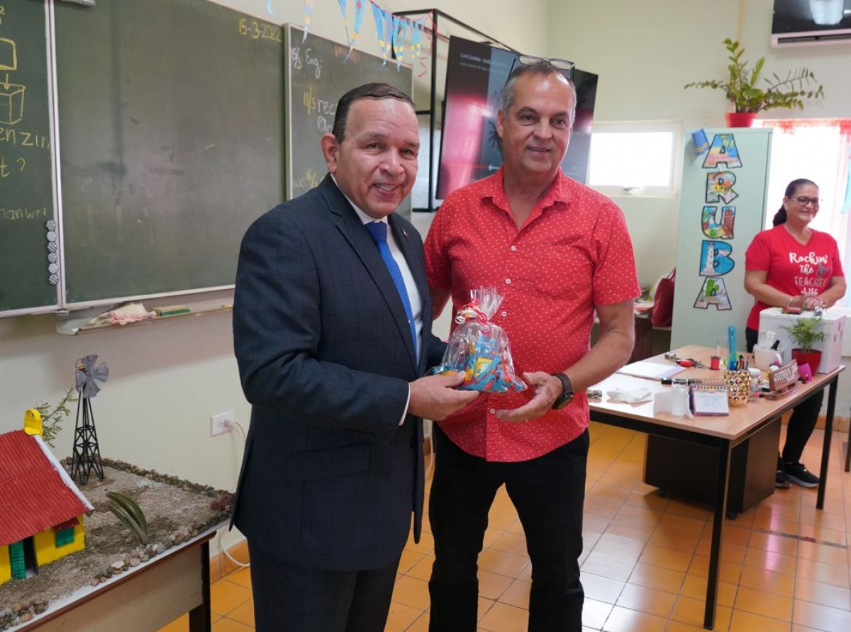 Minister Endy Croes a bishita Colegio Felipe B. Tromp