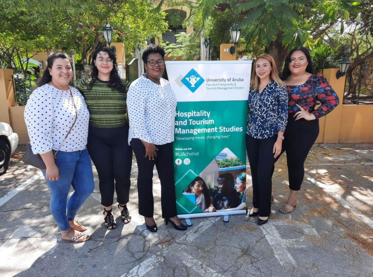 Studiantenan di Universidad di Aruba cu bunita proyecto pa yuda Fundacion Contra Violencia Relacional