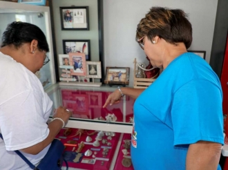 Minister di Cultura a bishita exposicion Rikesa di nos lama di Lourdes Krozendijk