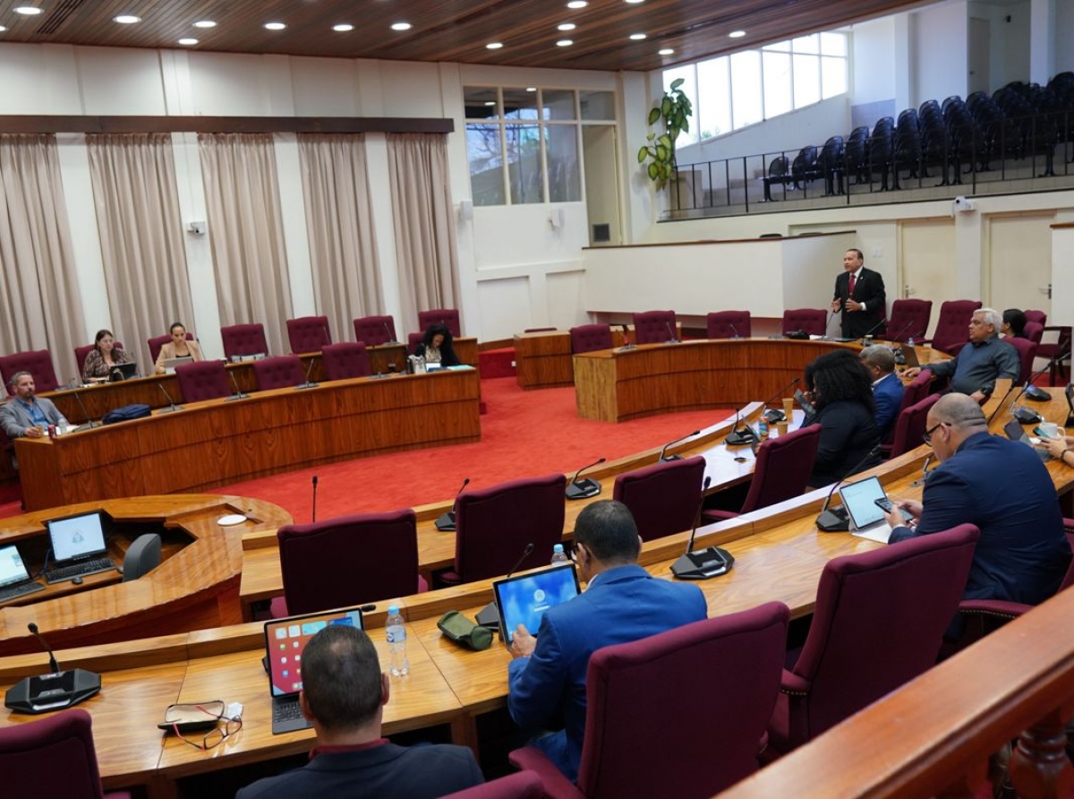 Minister Endy Croes a duna presentacion na Comision Fiho di Enseñansa di Parlamento