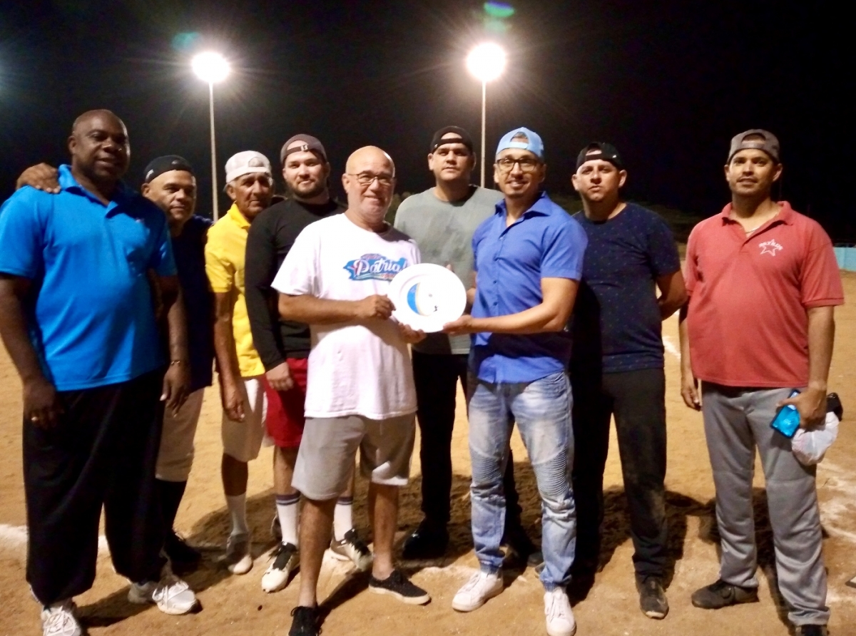 Parlamentario Molina a haci entrega di dos reconocemento despues di wega di softball entre Brazil Pariba vs Brazil Pabou