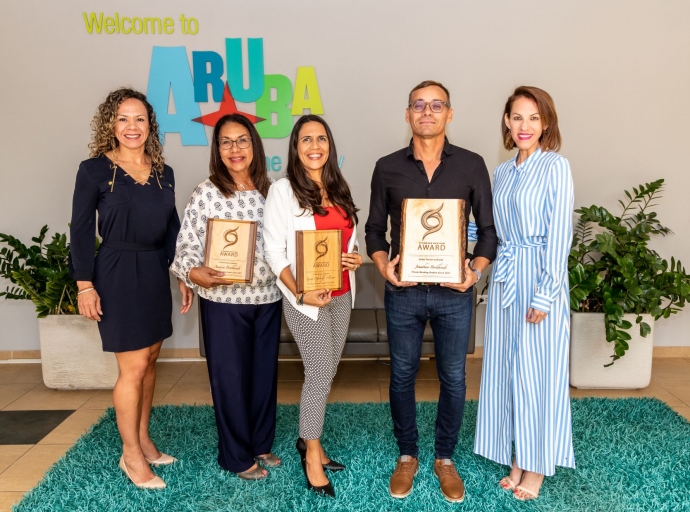 A.T.A. a reconoce tres empleado ehemplar basa riba programa 'Standing Ovation Awards/Hi-Fives'