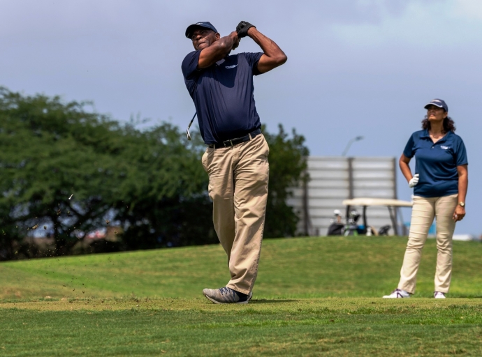 Aruba Bank a aporta na e di 12 edicion di Kiwanis su torneo di golf caritativo