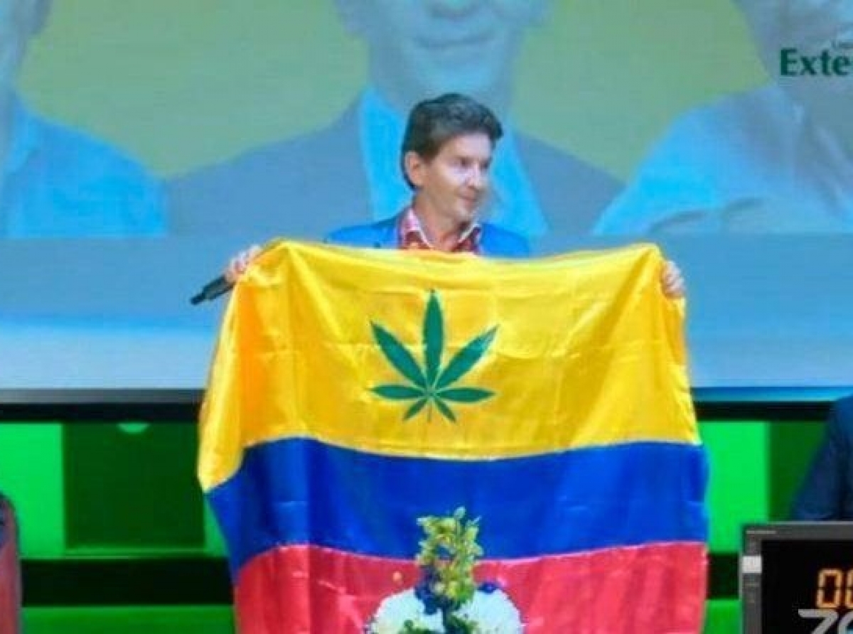 Candidato Luis Perez a propone pa pone un blachi di marihuana riba Bandera di Colombia