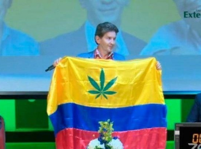 Candidato Luis Perez a propone pa pone un blachi di marihuana riba Bandera di Colombia
